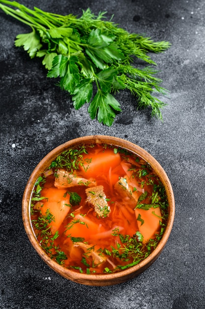 Russische Borschsuppe mit Rote Beete und Sauerrahm. Schwarze Oberfläche. Draufsicht