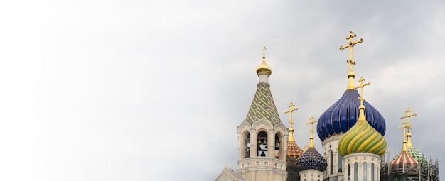 Russische christlich-orthodoxe Kirche mit Kuppeln und einem Kreuz gegen den Himmel Russische Orthodoxie