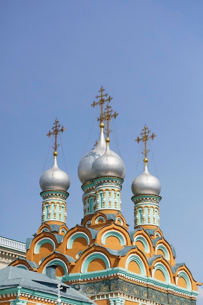 Russische christlich-orthodoxe Kirche mit Kuppeln und einem Kreuz gegen den Himmel Russische Orthodoxie