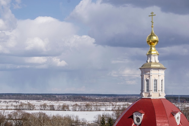 Russische christlich-orthodoxe Kirche mit Kuppeln und einem Kreuz gegen den Himmel.