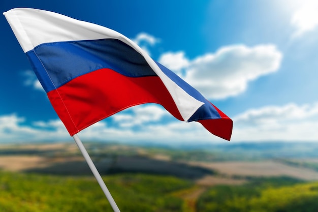 Russische Flagge gegen blauen Himmel