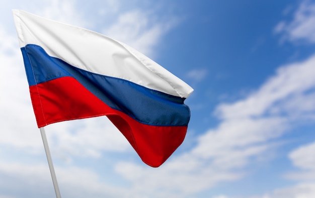 Russische Flagge gegen blauen Himmel