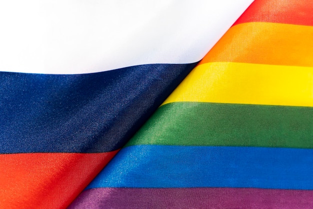 Russische Flagge und Flagge der LGBT-Gemeinschaft Das Problem der Rechte sexueller Minderheiten im Land Schutz und Verletzung der Menschenrechte nicht traditionelle Beziehungen und Politikkonzept