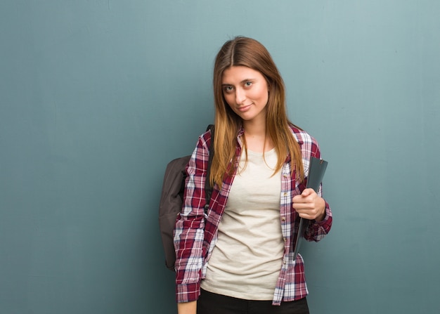 Foto russische frau des jungen studenten, die gerade voran schaut