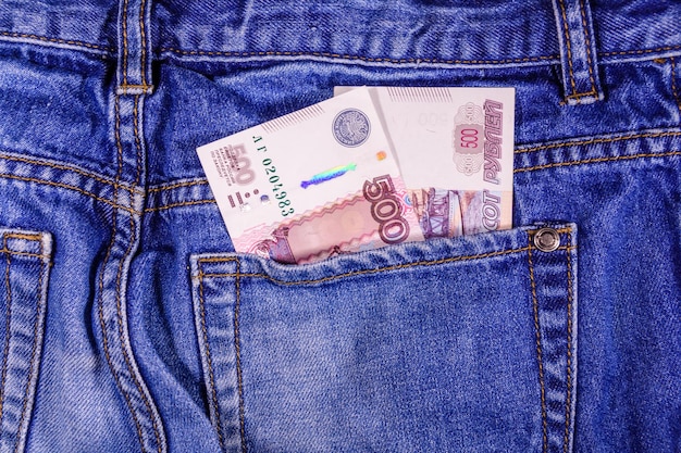 Russische fünfhundert Rubel-Banknoten in einer Tasche von Blue Jeans