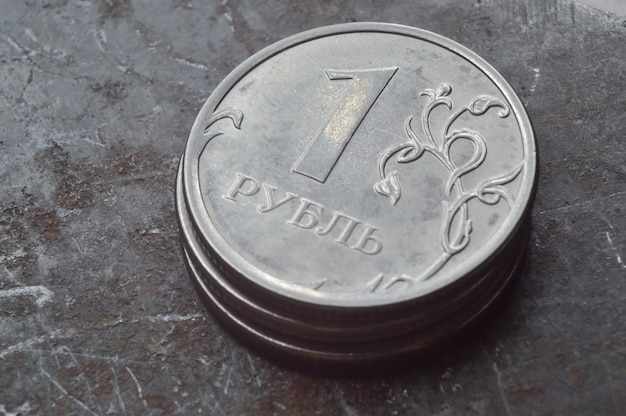 Russische Münze mit einem Nennwert von 1 Rubel liegt auf einer dunklen Metalloberfläche in der Nähe