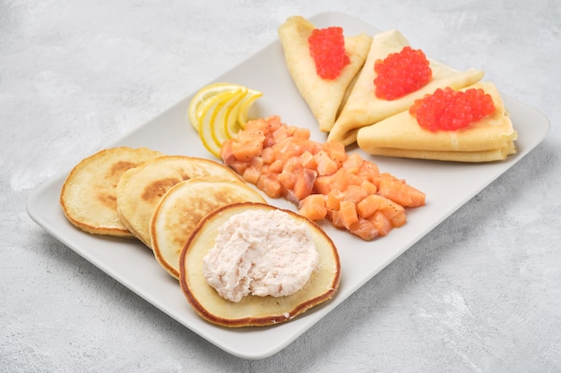 Russische Pfannkuchen mit Lachs und rotem Kaviar