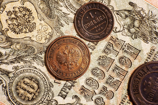 Russische Reichsmünzen und Vintage-Papier 10-Rubel-Geldschein des 19