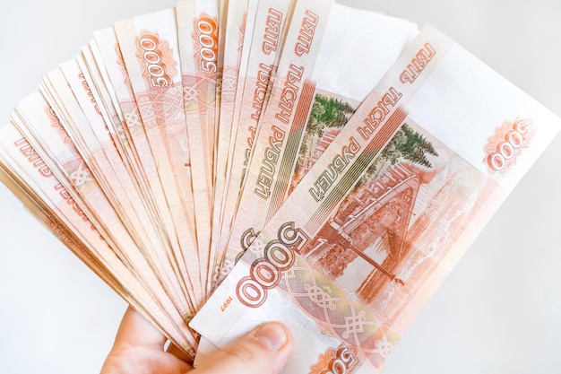 Russische Rubel in den Händen auf weißem Hintergrund Foto in hoher Qualität
