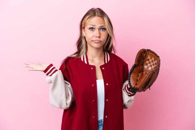 Russische Spielerin mit Baseballhandschuh isoliert auf rosa Hintergrund, die Zweifel hat, während sie die Hände hebt