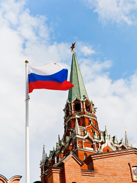 Russische Staatsflagge flattert im Wind