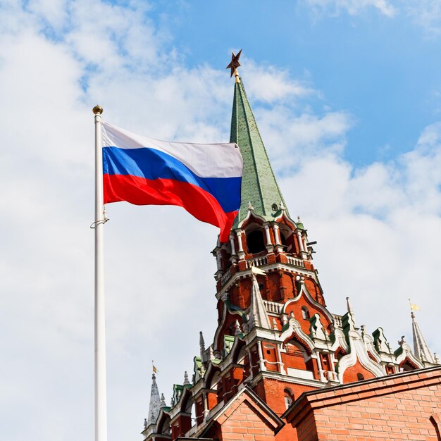 Russische Staatsflagge im Wind