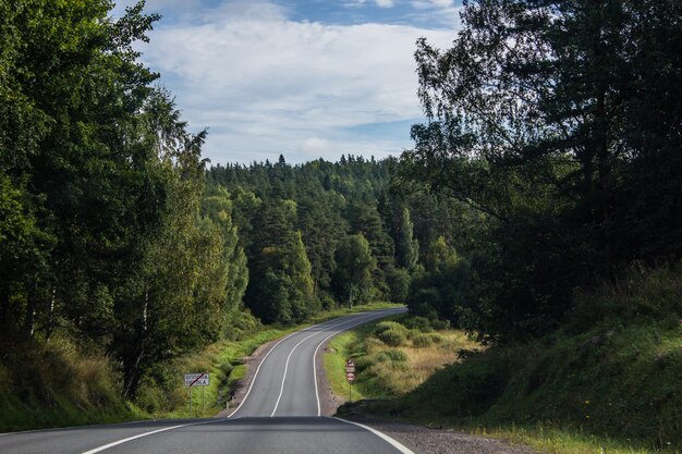 Russische Straßen in Karelien. Reisen Sie auf der Straße. Asphaltstraße. Glatte Straße