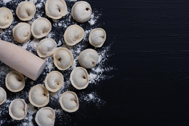 Russische traditionelle Pelmeni mit Fleisch ungekocht frisch roh zubereitet