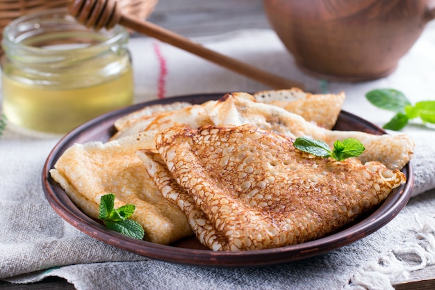 Russische traditionelle Pfannkuchen auf Milch mit Hefe traditionell für russische Pfannkuchenwoche