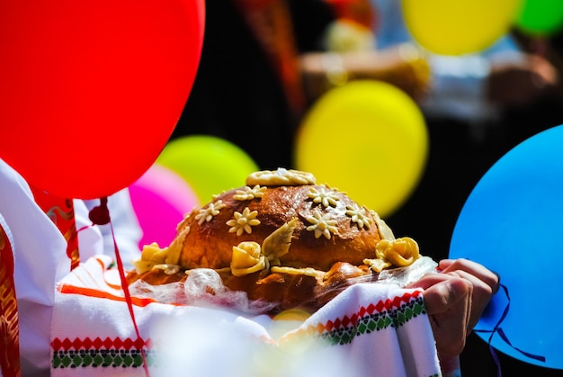 Russische und ukrainische Tradition - um sich mit Brot und Salz zu treffen