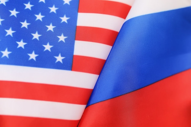 Russische USA-Flagge sanktioniert Holzbuchstaben auf ihnen