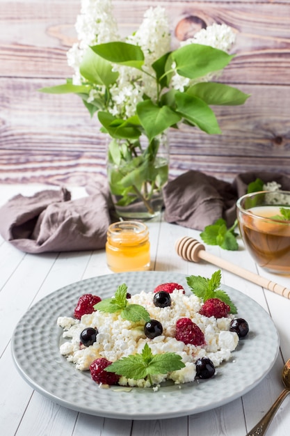 Russischer Hüttenkäse mit Beeren, Honigminze, selektiver Fokus