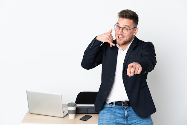 Russischer Mann in einem Büro auf weißer Wand, die Telefongeste macht und nach vorne zeigt