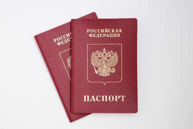 Russischer Pass auf weißem Hintergrund