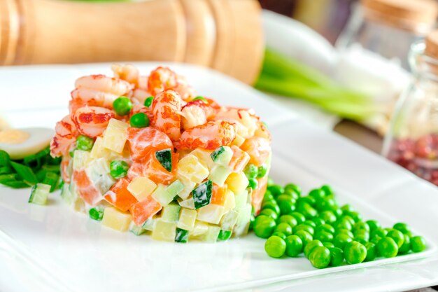 Russischer Salat mit Garnelen