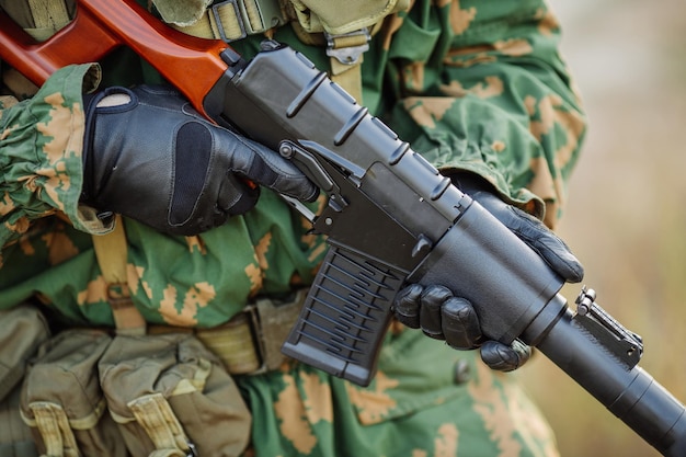 Foto russischer soldat auf dem schlachtfeld mit einem gewehr