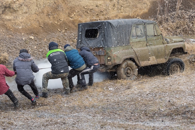 Russischer SUV, Geländewagen rutscht aus, steckt im Fluss fest