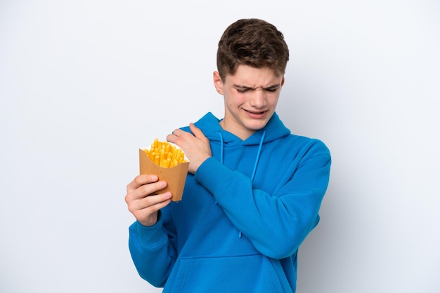 Russischer Teenager mit Bratkartoffeln isoliert auf weißem Hintergrund, der unter Schmerzen in der Schulter leidet, weil er sich Mühe gegeben hat