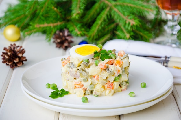 Russischer traditioneller Salat Olivier mit Gemüse und Fleisch für neues Jahr und Weihnachten