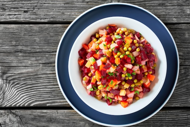 Russischer Vinaigrette-Salat aus gewürfeltem gekochtem Gemüse