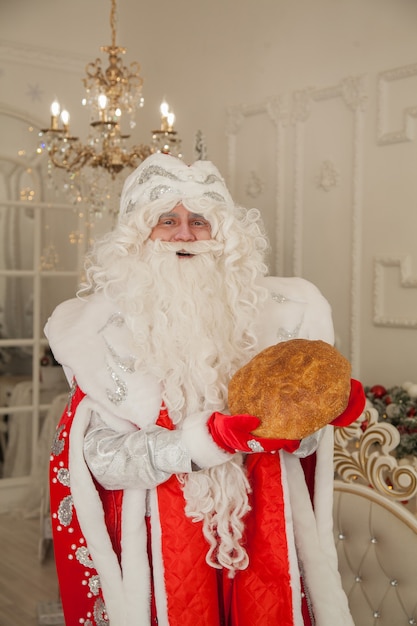 Russischer Weihnachtsmann Großvater Frost mit Brot in den Händen Hunger
