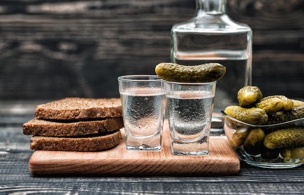 Russischer Wodka mit traditionellem Schwarzbrot und Gurken