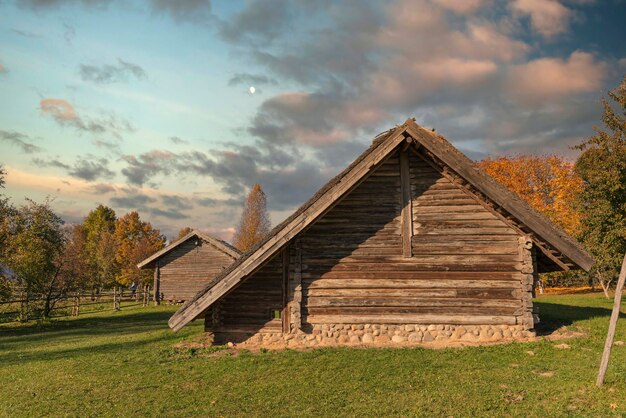 Russisches altes Dorf im Herbst