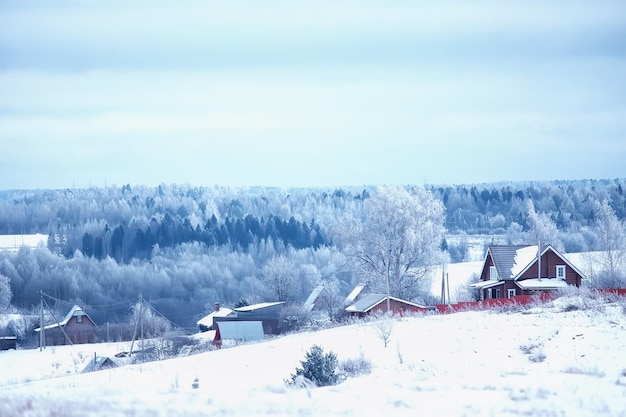 Russisches Dorf im Winter, Landschaft im Januar Schneefall, Dorfhäuser