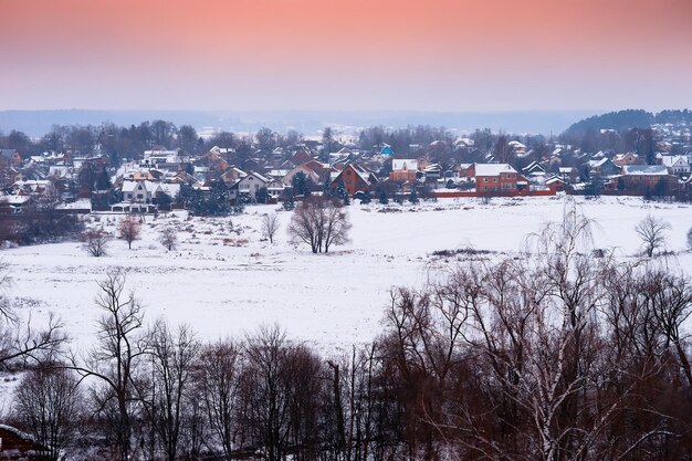 Russisches Dorf im Wintersonnenunterganghintergrund hd