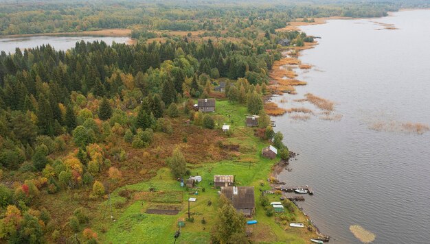 Foto russisches dorf mit alten holzhäusern auf einer insel im onegasee, im herbst in karelien russland