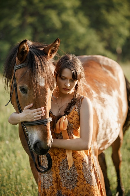 Russisches Mädchen auf einem Pferd, Frühlingsnatur, Mann und Tier
