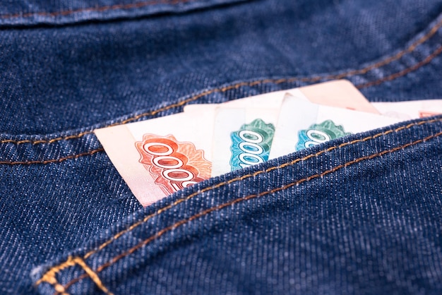 Russisches Rubelgeld in der Gesäßtasche von Blue Jeans