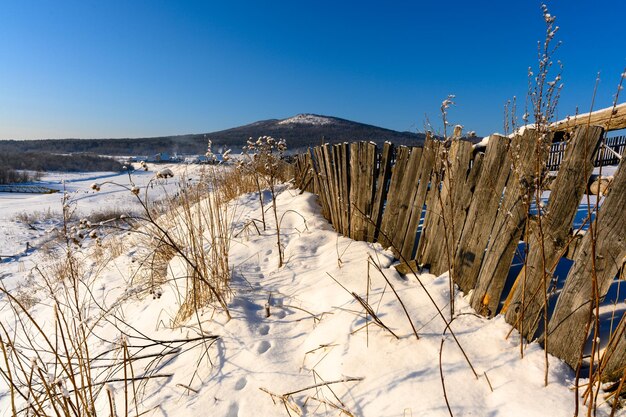 Russisches schneebedecktes Dorf im Winter Uralgebirge Russland