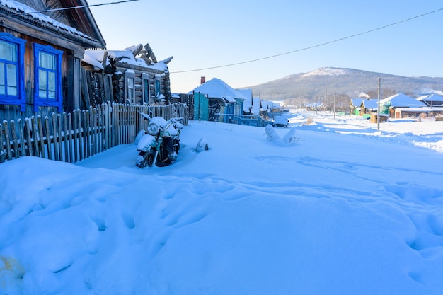Russisches schneebedecktes Dorf im Winter Uralgebirge Russland