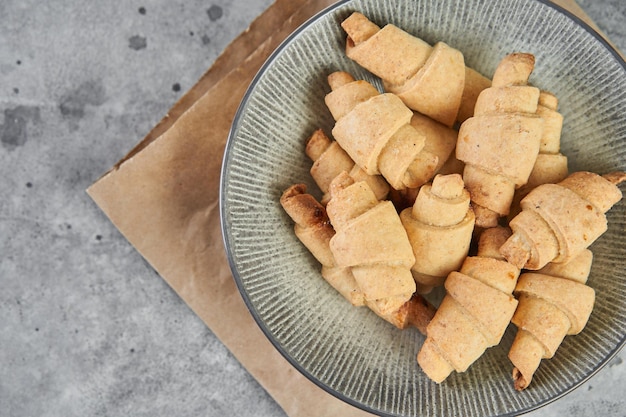 Russisches slawisches traditionelles Gebäck namens Roguelikes Kuchen Bagels Knusprige Croissants Essen auf grauem Hintergrund Kopierbereich