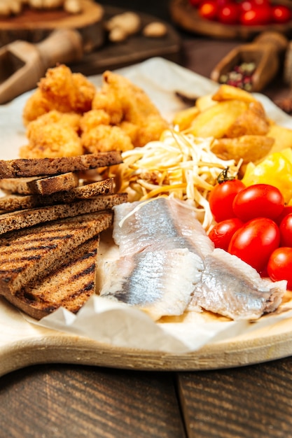 Foto russisches snack-set mit hering und gemüse