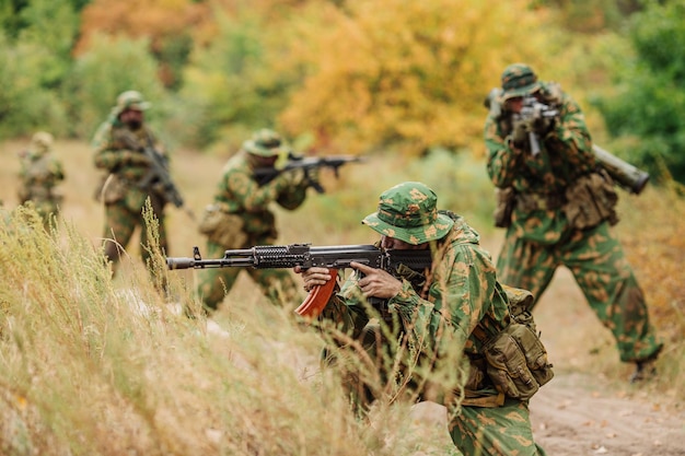 Russisches Spezialkommando, das an der Erkundung des Gebiets beteiligt ist