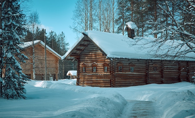 Russisches traditionelles Bauernhaus aus Holz, Dorf Malye Karely, Region Archangelsk, Russland