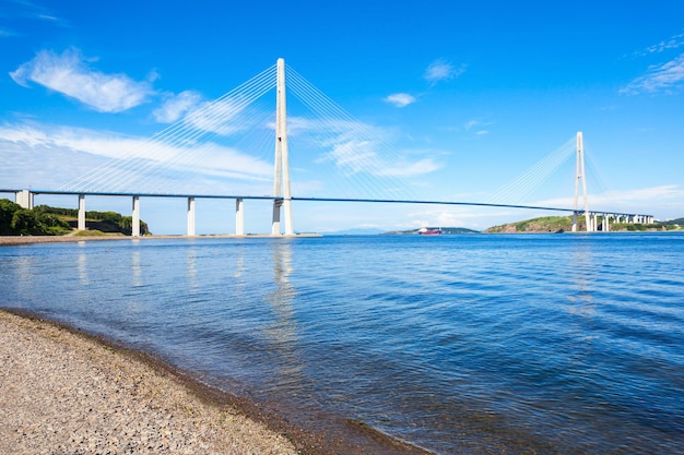 El Russky o Puente Ruso es un puente que cruza el estrecho del Bósforo Oriental, para servir a la conferencia de Cooperación Económica Asia-Pacífico en Vladivostok.