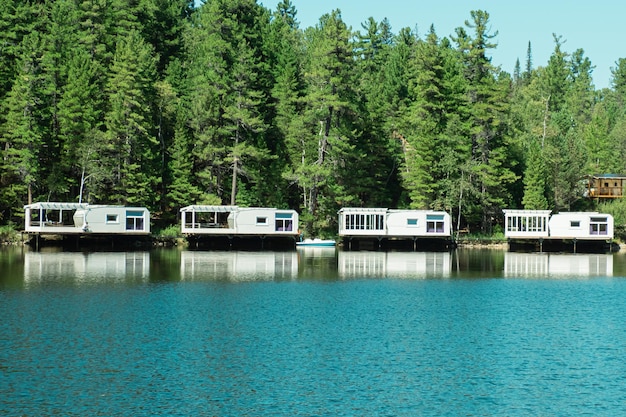 Russland Dorf Vydrino 12. September 2022 Hotels mit warmen Seen auf dem Wasser