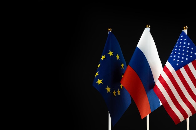 Russland Europa Union und USA Flagge auf schwarzem Hintergrund Konzept der Krisensanktionen Weltkonfliktfoto