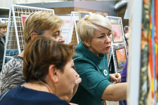 Foto russland, gatschina, 14. oktober 2022 ältere menschen auf der ausstellung von kunsthandwerk