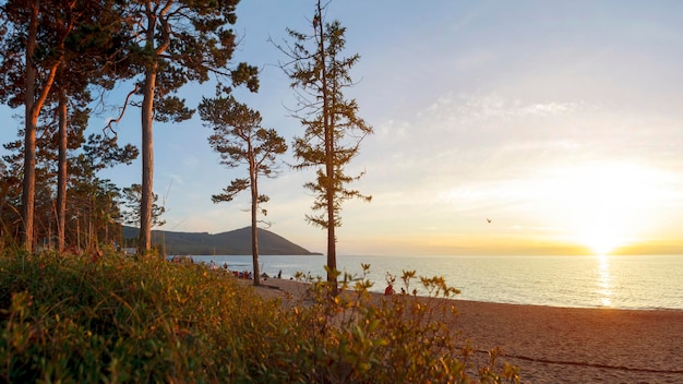 Russland Goryachinsk Sonnenuntergang am Ufer eines Sandstrandes in der Nähe des Baikalsees