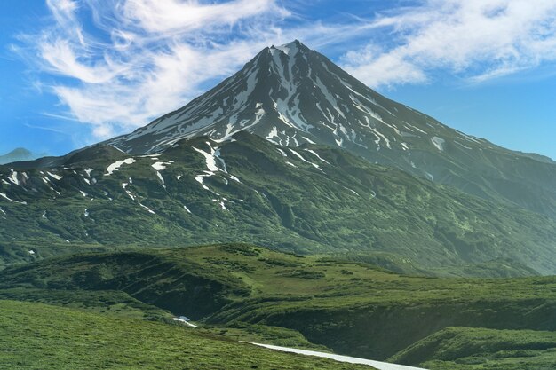 Russland, Kamtschatka. Schöne Aussicht auf den Vilyuchinsky-Vulkan am frühen Morgen..